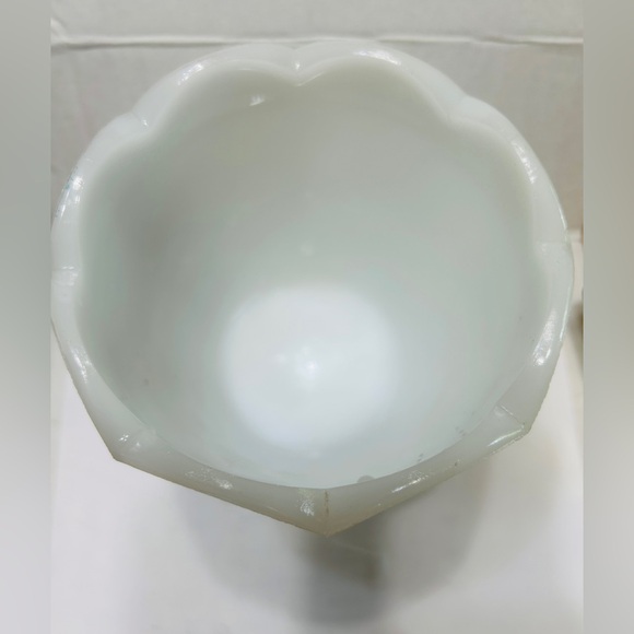 Vintage milk glass planter. Excellent condition. White, NO stains. Grape/leaf. - Picture 3 of 5